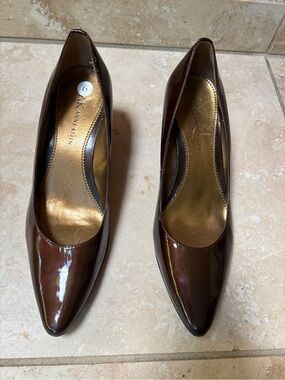 Anne Klein Womens Brown Gloss Low Heel Dress Shoe